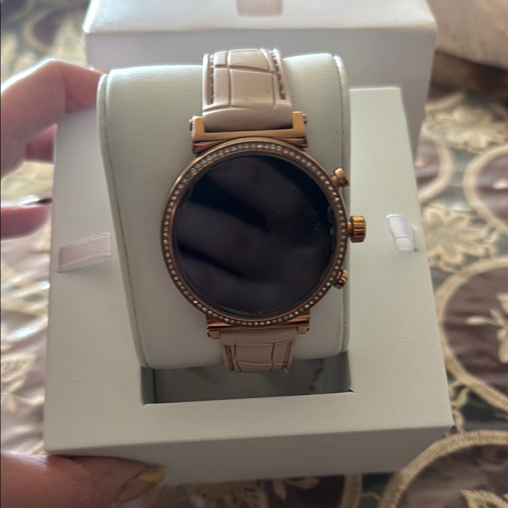 MICHAEL Michael Kors Light Pink and Gold Smartwatch with Luxurious Design